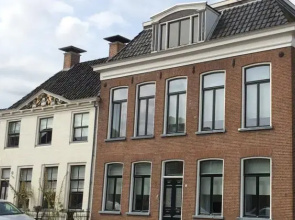 b&b het Herenhuys aan de historische gracht van Kollum