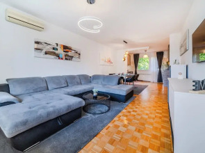 The Green Corner Apartment With Balcony
