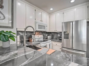 Charming Oceanside Condo w/ Beach & Pool Access!