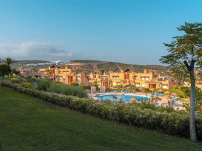 Seaview 2 Bed Apartment Sleeps 4 - Terrace - Pool