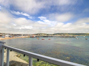 Waters Edge Balcony Apartment