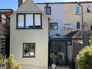 Housesleeps7-parking-garden-fireplace-beachnearby