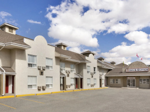 Colonial Square Inn & Suites