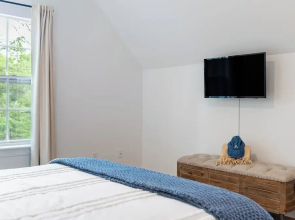 Luxuriously Lakeside by AvantStay | Lakefront Retreat