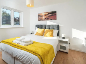 Spacious 1 Bedroom Apartment w/ Parking in Crawley