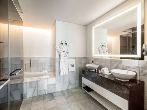 Th8 Palm Dubai Beach Resort, Vignette Collection, by IHG