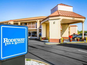 Rodeway Inn & Suites Clarksville near Governors Square Mall