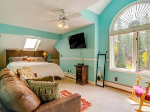 1 Mi to Ski Lift: Mtn-view Breck Home w/ Hot Tub!