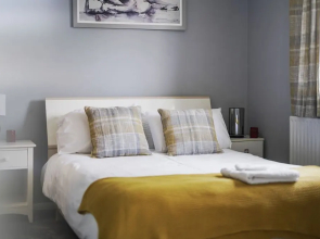 House - Sleeps 8 & On-site Parking