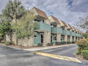 Walk to Ocean & Family Fun: Myrtle Beach Townhome!