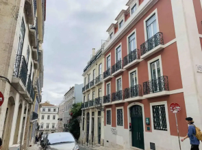 Spacious 1 bedroom apartment with a Parking Spot in Chiado