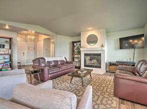 Manson Villa w/ Hot Tub ~ 1 Mi to Wineries!