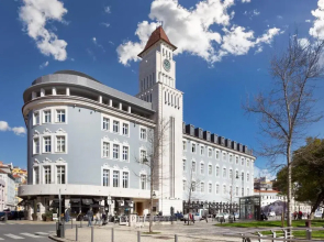 Gary01 Exclusive Top Floor 2BD by the Timeout Market