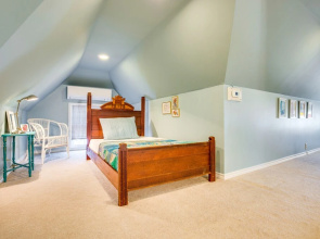 Granbury Home w/ Fire Pit, Walk to The Square!
