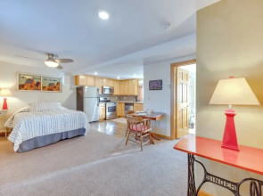 Walk to Attractions: Manitou Springs Studio