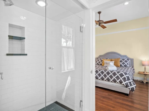 Gilded Carriage Haus With Hot Tub