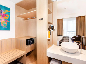 Отель Premier Inn Dubai Dragon Mart