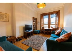 Spacious Leith Flat For 4 W/ Skyline View