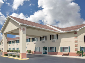 Super 8 by Wyndham Three Rivers