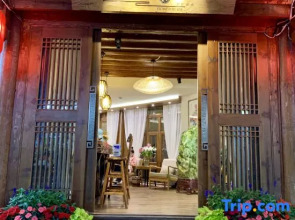 The Meow Blossom Inn (Lijiang Old Town)