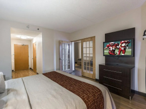 Red Roof Inn PLUS+ Long Island - Garden City