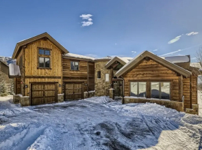 Mountain Oasis Dreams, 7 bedroom home with Hot tub, New listing! 8 Home by RedAwning