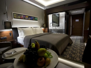 Royal Stay Palace Hotel