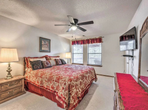 Ruidoso Condo w/ Private Hot Tub ~ 1 Mi to Dtwn!