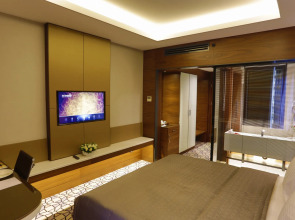 Royal Stay Palace Hotel