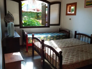 Casa com piscina em condomínio fechado no Guarujá