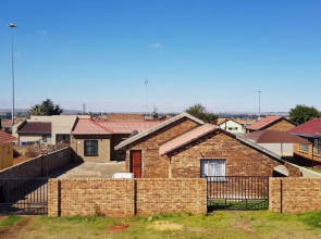 Ekuthuleni Guest house vosloorus