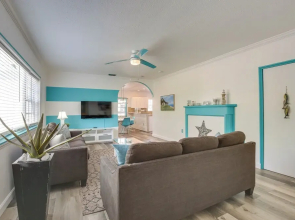 Hollywood Cottage: 2 Mi to Hollywood Beach!