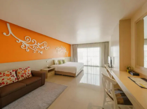 Jolly Suites and Spa Petchkasem
