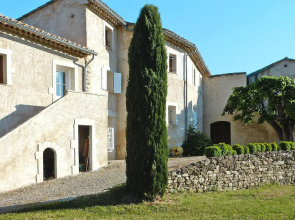 Charming holiday flat with communal pool, Malaucène