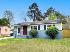Inviting Savannah Home w/ Yard: 3 Mi to Downtown!