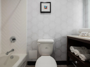 Holiday Inn Newark International Airport by IHG