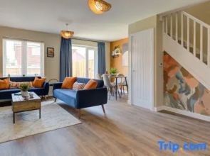 Sleeps 5 3 Bedroom House in Bourne with Parking