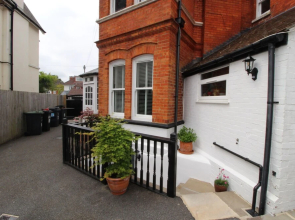 Beautiful Cosy 1 Bedroom Basement Apartment