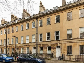 Elegant Georgian Flat in Historic Bath With Garden