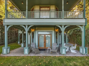 Roe Parker House 2 Bedroom Home by RedAwning