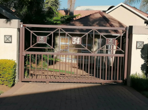 Captivating 3-Bed House in Kempton Park