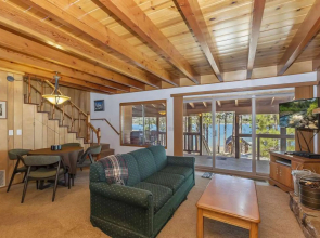 Classic Lake House by AvantStay Large Property on the Lake w Hot Tub