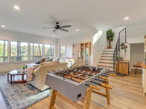 Modern Mtn Cabin w/ Deck & Views in Blue Ridge!