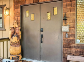 Pine Mountain Cabin w/ Hot Tub, 2 Mins to Marina!