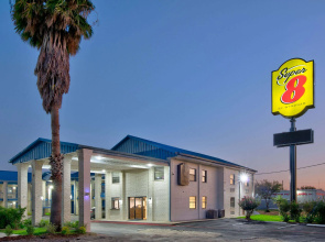 Super 8 by Wyndham Victoria / South / Hwy 59