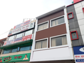 Oyo 18504 Hotel Safari