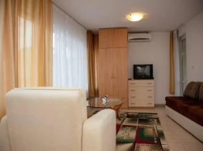 Convenient 1-Bedroom Flat next to Harmanite Beach