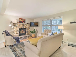 Blakeslee Home w/ Private Hot Tub, 5 Mi to Skiing!