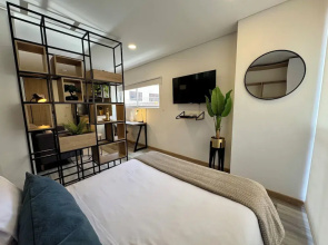 Cozy Loft in 93 park