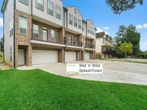 2 Bedroom House - King Bed - 10 mins from IAH
